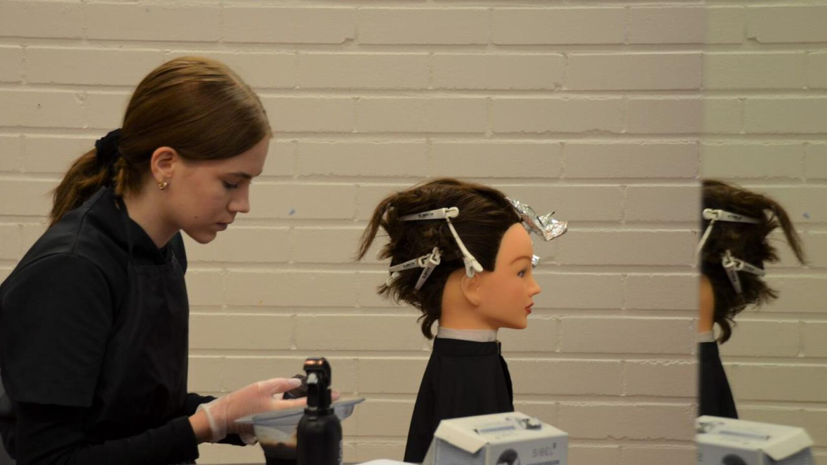 Heidi Saari osallistui hiusmuotoilukilpailuun. Kilpailussa karsittiin osallistujia Taitaja-kilpailuun, mutta sitäkin tärkeämpi on osallistumistodistus silloin kun haetaan töitä.