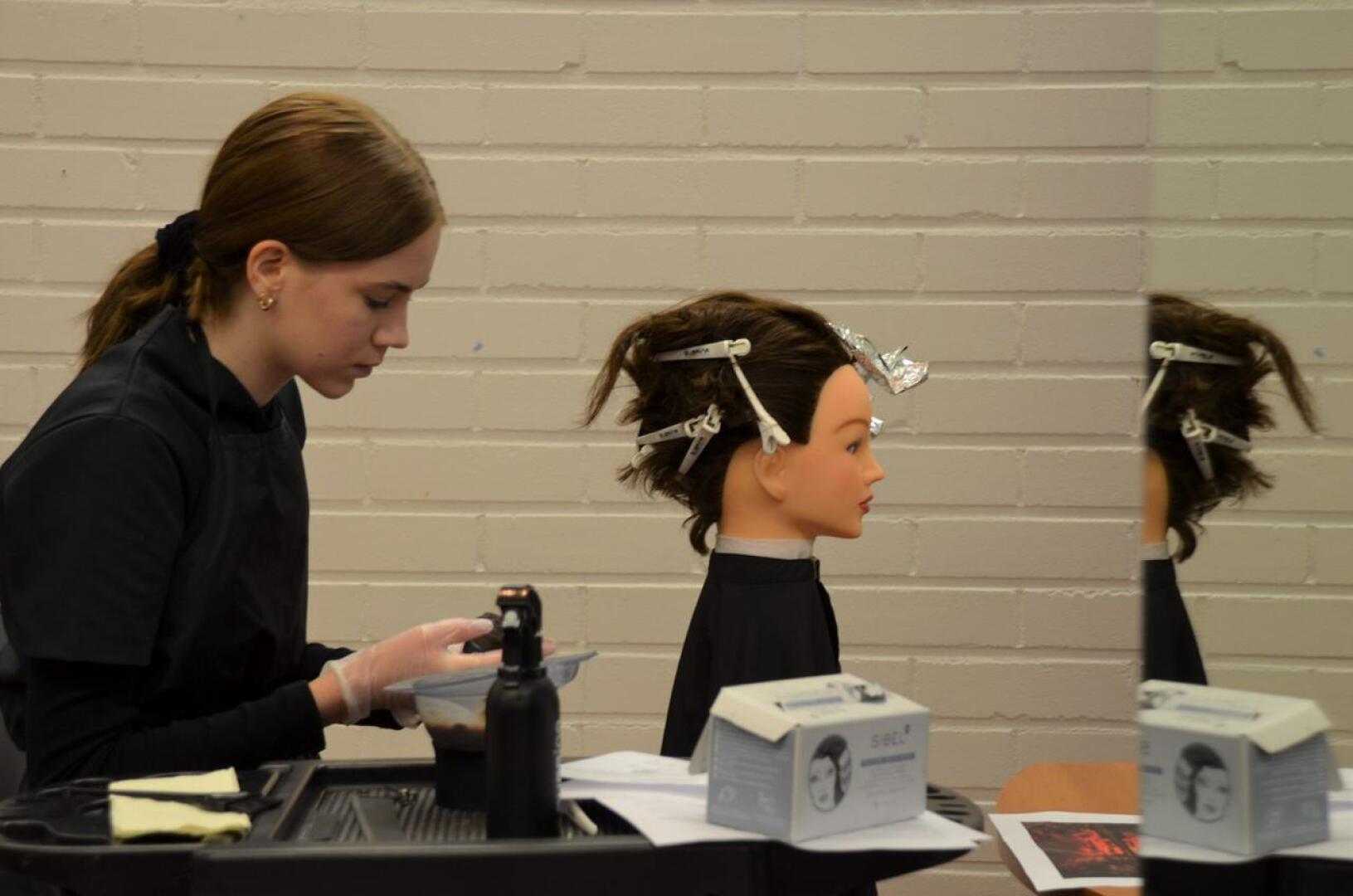 Heidi Saari osallistui hiusmuotoilukilpailuun. Kilpailussa karsittiin osallistujia Taitaja-kilpailuun, mutta sitäkin tärkeämpi on osallistumistodistus silloin kun haetaan töitä.