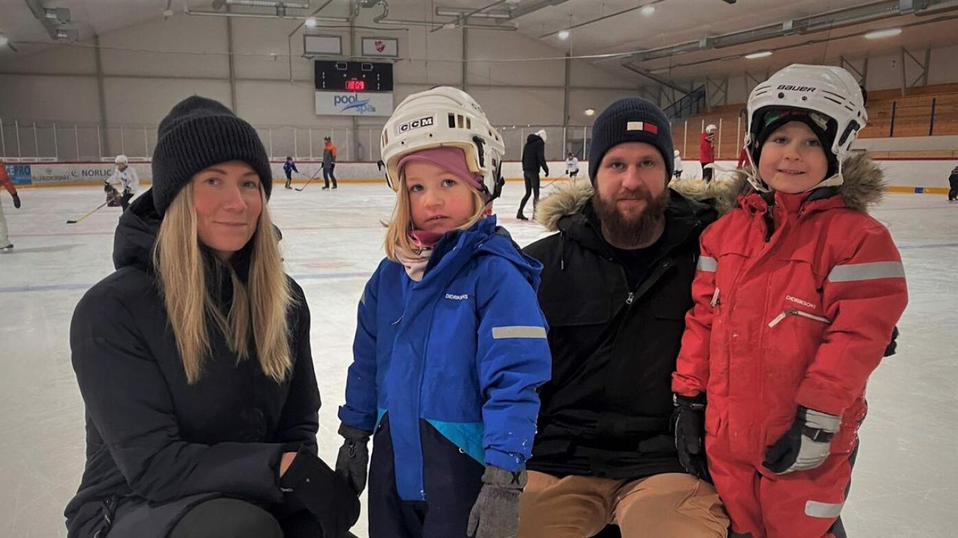Linda Suomalainen ja Alexander Nyman toivat lapsensa Mireyan ja Miliamin kiekkokouluun.