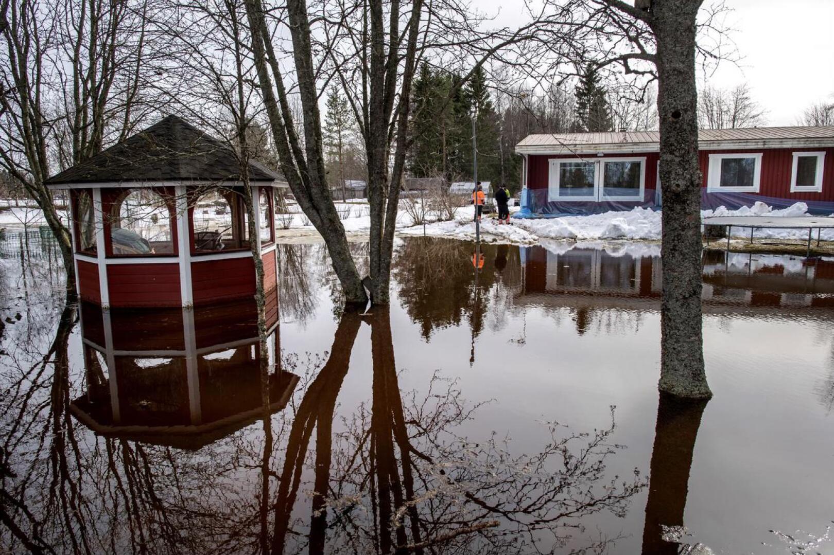 Perjantaina Alavieskassa jouduttiin poikkeuksellisesti suojaamaan taloja tulvavesiltä, kun jääpato tukki Kalajoen ja Kähtäväojan.