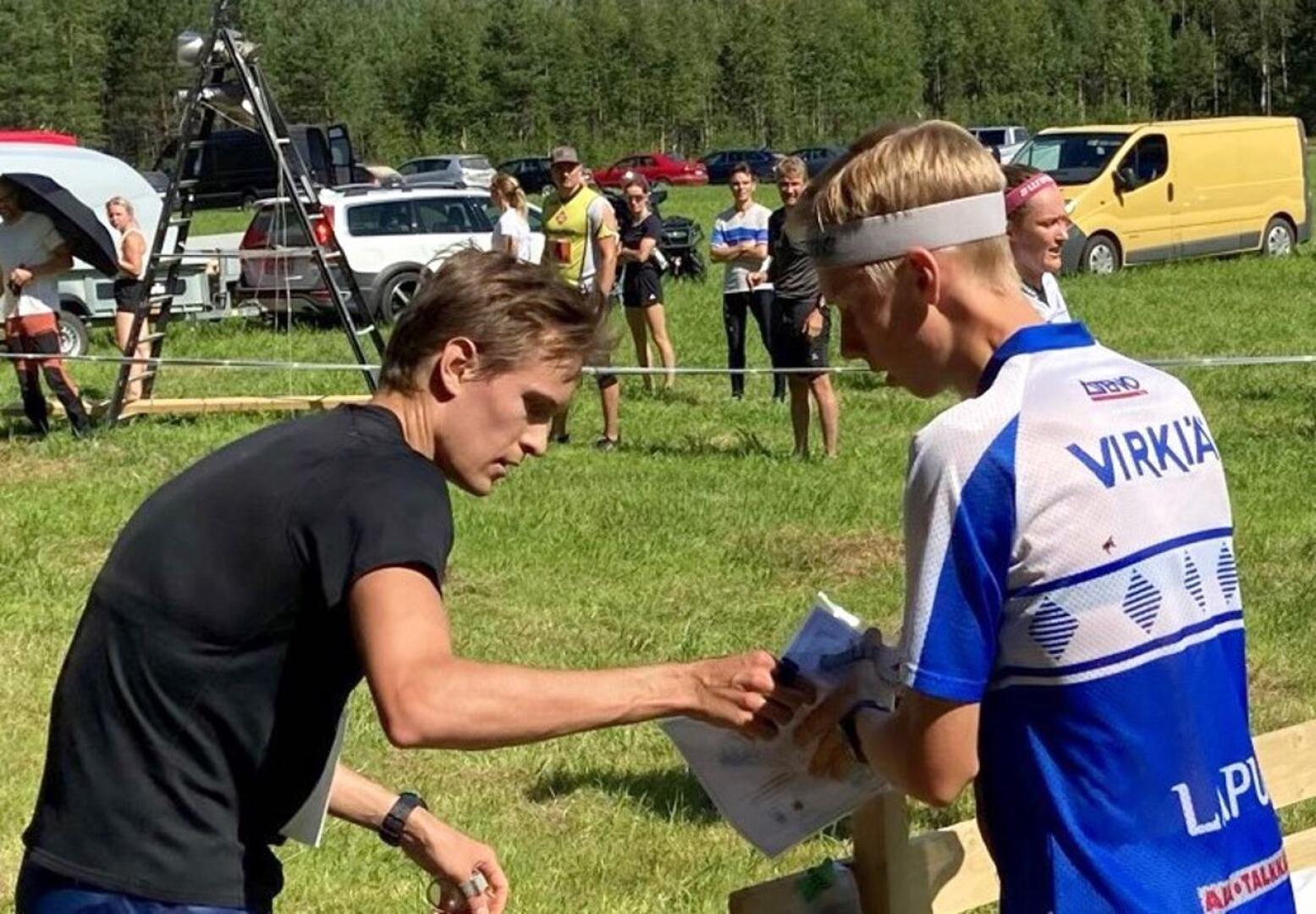 Kokkolan ykkösjoukkueen Lauri Koivumäki lähettää Mikko Poutasen ankkuriosuudelle. Tuloksena oli maakuntaviestin voitto Kalajoella järjestetyssä kisassa.