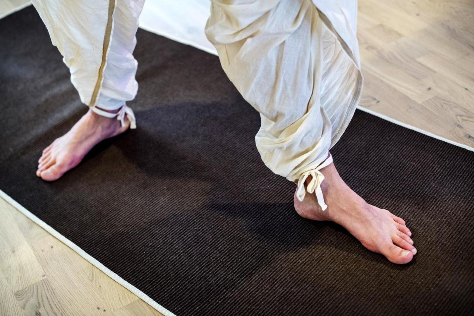 Useat joogaharjoitukset tehdään ilman sukkia. Tyypillisesti alla on matto.