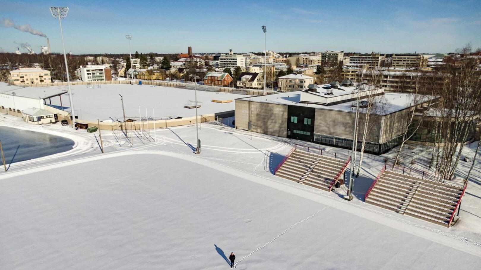 Liga Jaron toimitusjohtaja Fredrik Haga lumen peittämällä Länsikentän tekonurmella Pietarsaaressa. Jaro suunnittelee 3000 katsojan jalkapallostadionia tälle paikalle. Taustalla Pietarsaaren keskuskenttä.