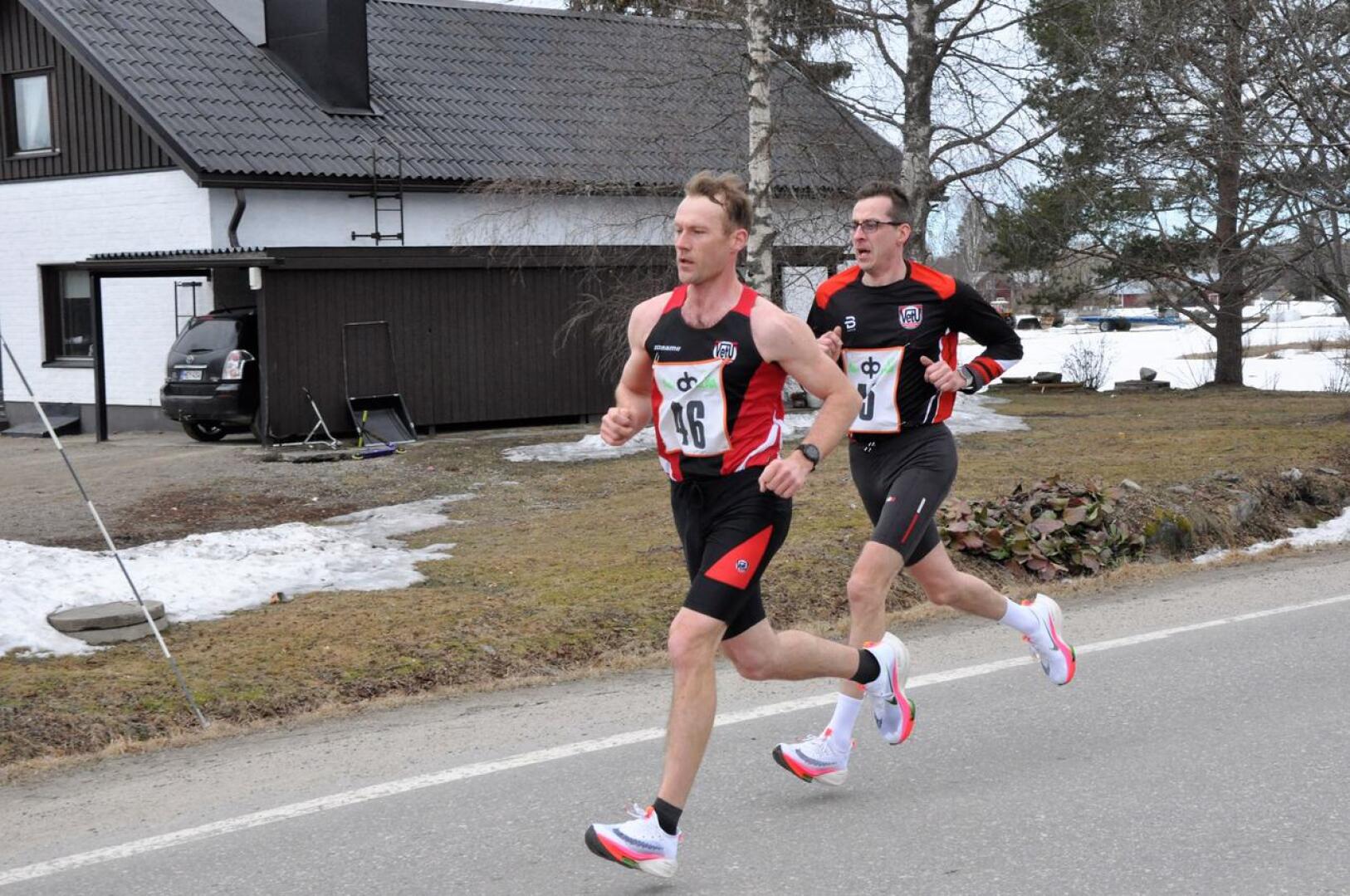 Hannu Kellokoski ja Tuomas Björkbacka juoksivat yhdessä ensimmäisen Kirkkotien kierroksen. Maalissa miesten ero oli 28 sekuntia. 