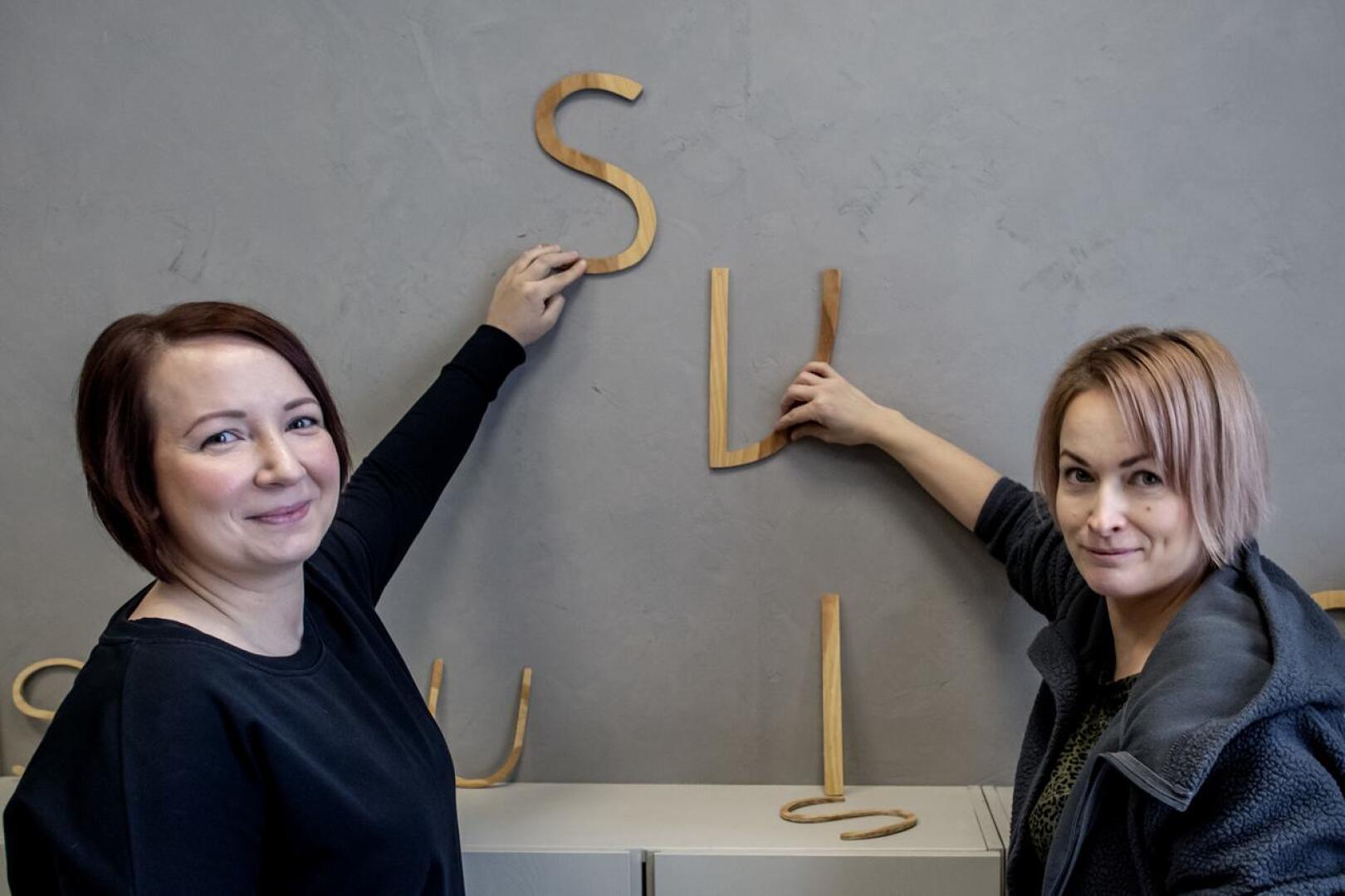 Sisustussuunnitteluliikkeen yrittäjät Anni Haikola ja Jenny Pisilä halusivat panostaa kunnolla vanhan hirsitalon sisustamiseen.