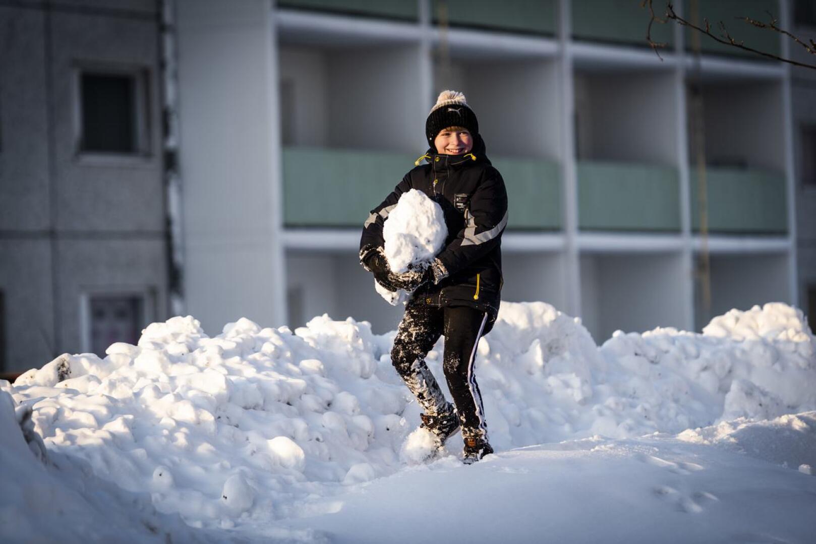 Misha lumitöissä. Suomessa on enemmän lunta kuin kotikaupungissa Ukrainassa.