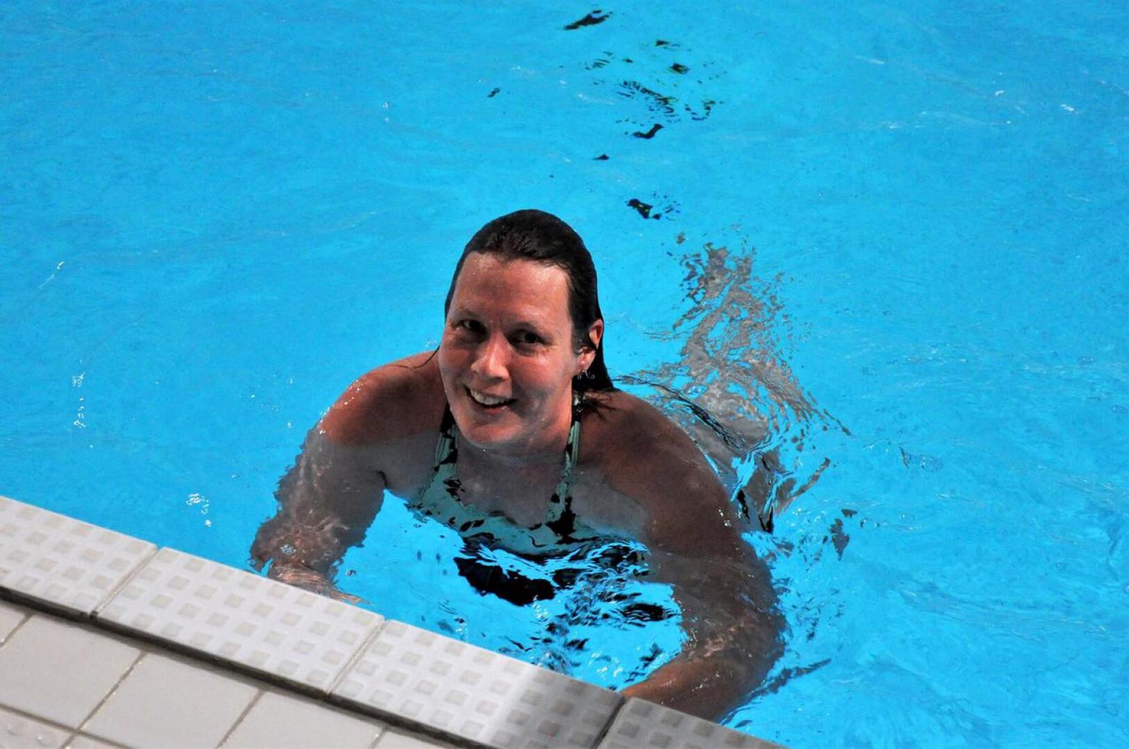 Kati Peltola-Vikström nauttii uimahypyistä harrastuksena.