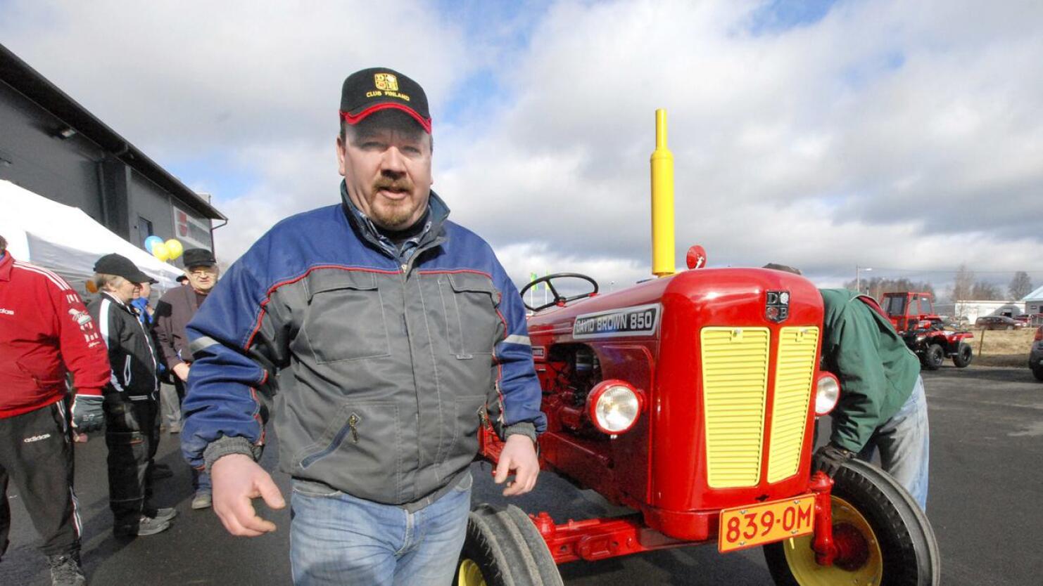 Hannu Pirnes ja Konekapinan voittaja traktori David Brown Imlematic vm-63