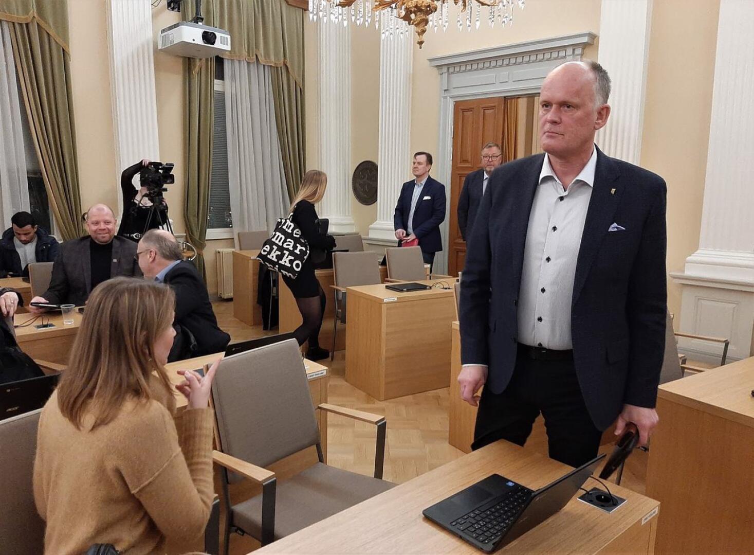Kaupunginhallituksen puheenjohtaja Owe Sjölund (rkp) päätti kabinetteineen, että Pietarsaaren kouluverkkokysymykseen haetaan aikalisällä neuvotteluratkaisua.