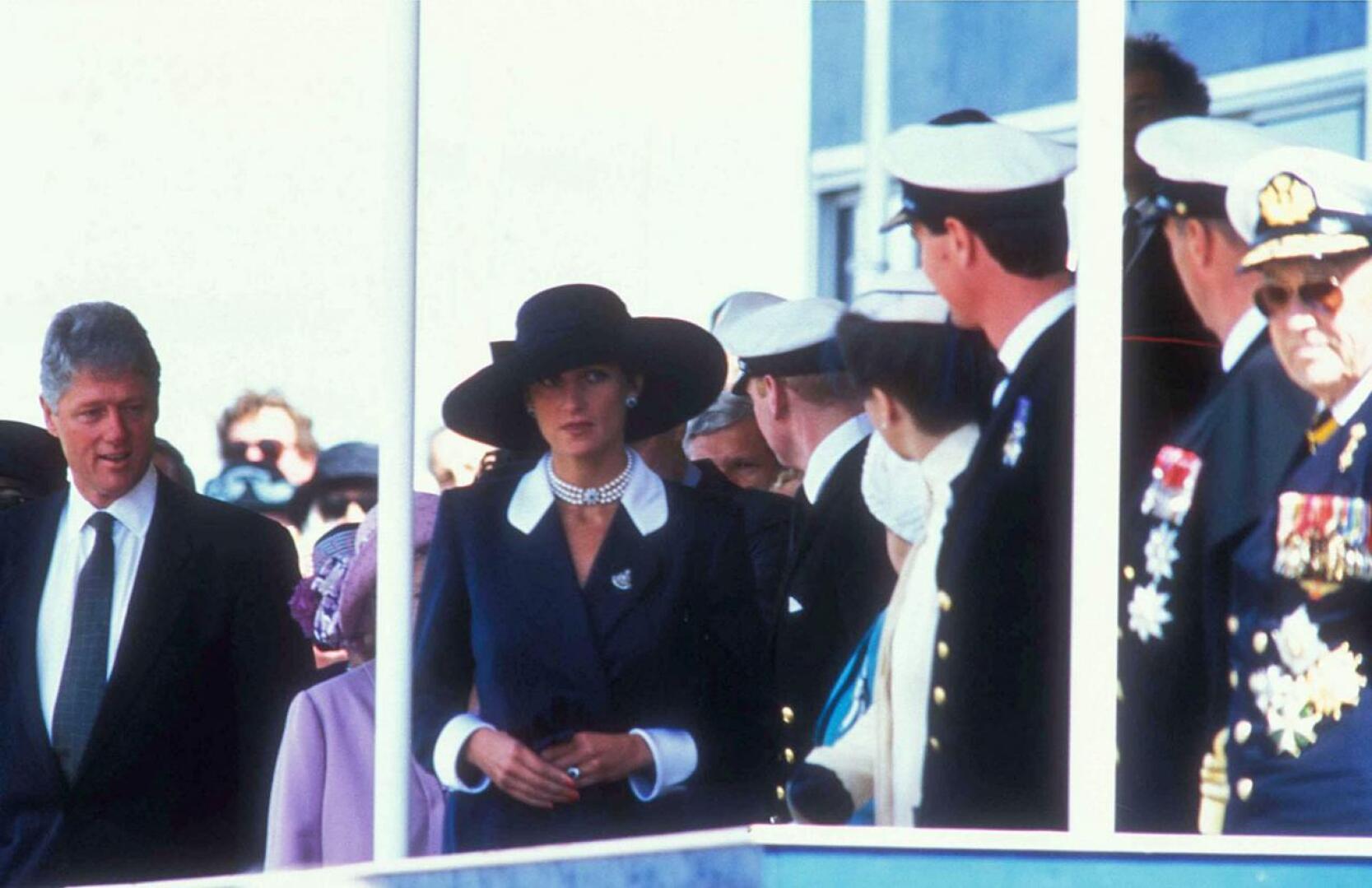 Prinsessa Diana oli tyyli-ikoni ja monien ihailema edustusnainen. Tässä hän on presidentti Bill Clintonin seurassa.