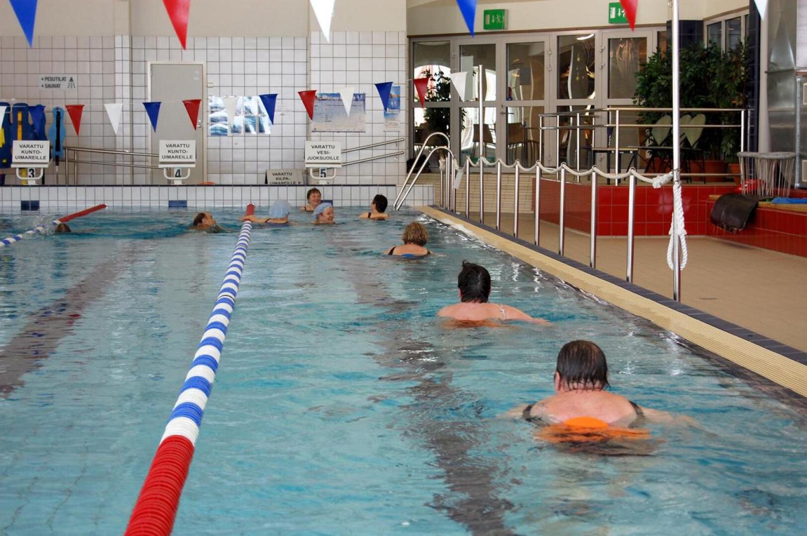 Uimahallin muilta käyttäjiltä on tullut toiveita, että kaikki radat olisivat iltaisin muiden kuin uimaseurojen käytössä.