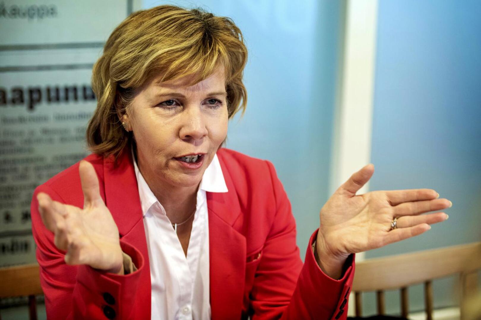 Oikeusministeri Anna-Maja Henriksson ei lämmennyt oppositiosta tuleville vaateille siirtää aluevaaleja.