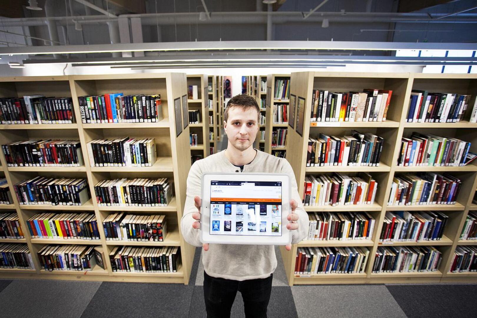 Kirjasto mahtuu yhteen laitteeseen. Kalajoen kirjaston palvelupäällikkö Joni Rahja kertoo, että kirjastoon on tulossa kevään aikana lisää tabletteja, joilla voi lukea e-aineistoa.