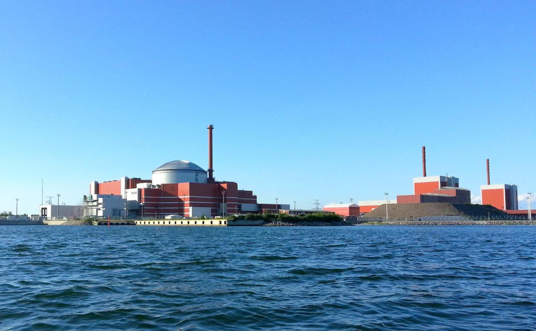 Fingridin Olkiluodon sähköaseman virtamuuntajan tulipalon ja sähköaseman korjaustöiden seurauksena Olkiluodon molemmat ydinvoimalaitosyksiköt 1 ja 2 irtosivat verkosta keskiviikkona.