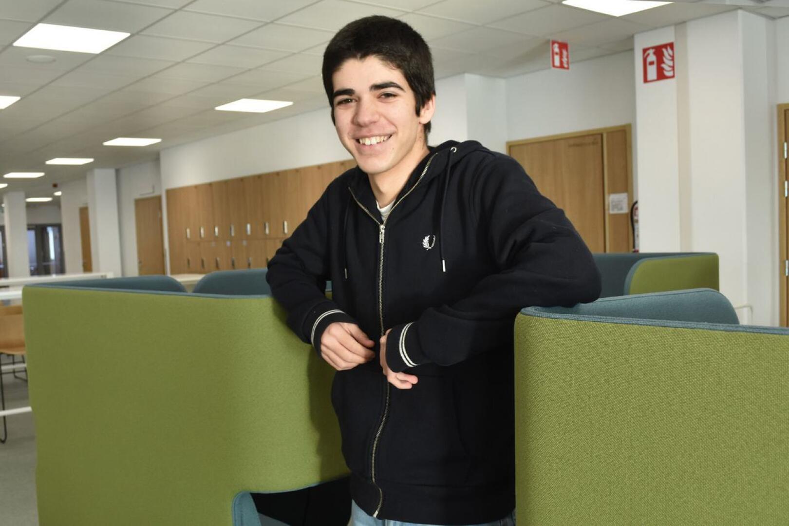 Portugalilainen André Carvalho on opiskellut Haapaveden lukiossa vaihto-oppilaana nyt puoli vuotta.  Hän tuumii koko koulusysteemin olevan Suomessa erilainen kuin kotimaassaan. Suurimpana erona maiden välillä on se, että täällä koulussa käytetään tietokoneita. 