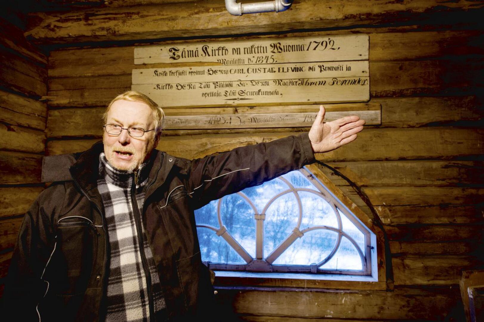 Himangan puolella. Eläkkeellä oleva suntio Paavo Tiinanen on tehnyt jalkatyötä Himangan kappeli -listan asiamiehenä.