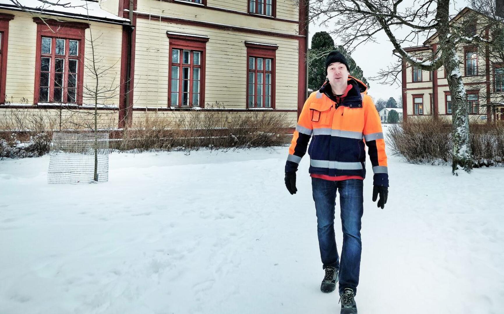 – Iso, kallis ja vaativa korjausprojekti, kuvaa Uudenkaarlepyyn kaupungin rakennuspäällikkö Mårten Lindström Ahlbeckin talon saneerausta.