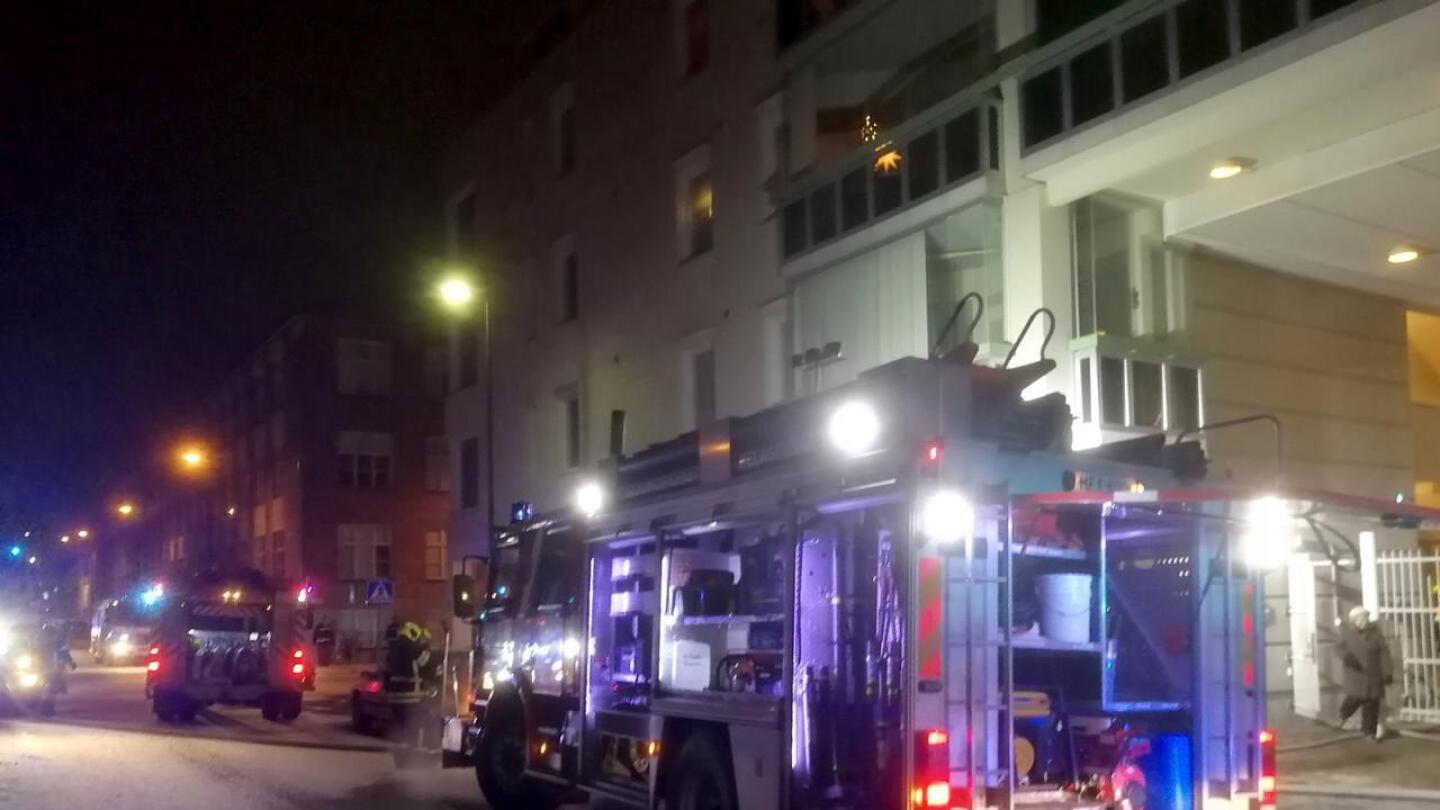 Tekninen vika aiheutti tulipalon hississä kerrostalossa Pietarsaaressa.