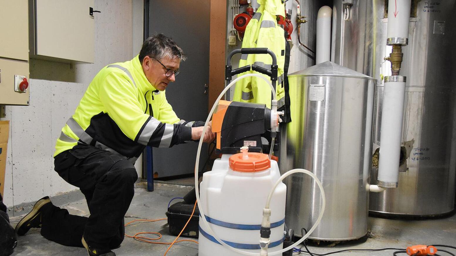Sami Kallioinen asettamassa laitteistoa liikuntahallin vesijärjestelmän puhdistamista varten kolme viikkoa sitten. Legionella tuhottiin kylmävesijärjestelmästä happokemikaalin avulla.