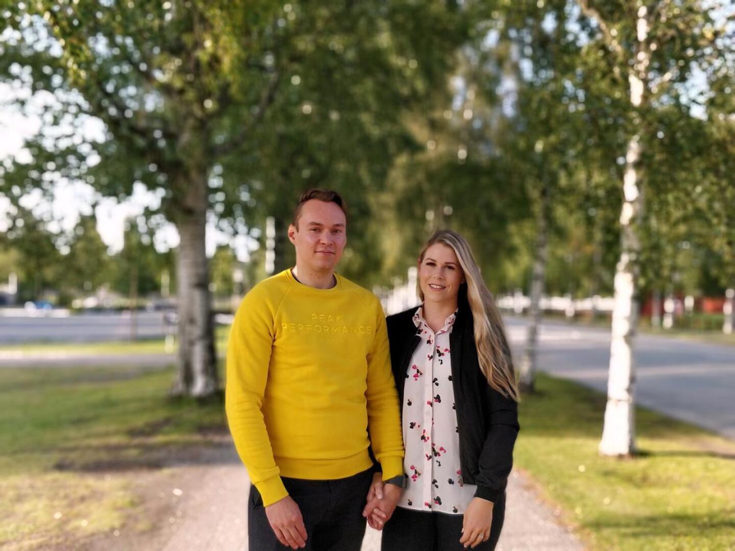 Tommi ja Sannamari Pippola palasivat työn tuomina Pietarsaareen opiskelujen jälkeen. 