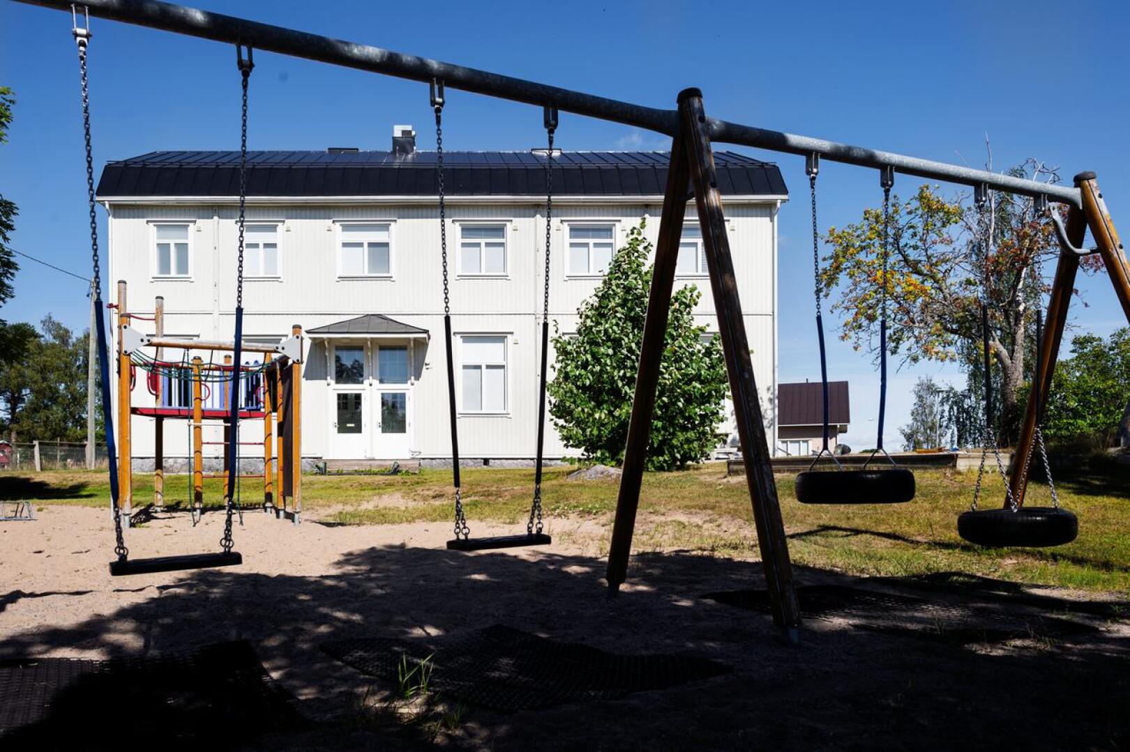 Sundbyn koulu on Pedersören pieni koulu vain 18 oppilaallaan. Se tulee pian yhdistymään Pännäisten ja Östensön koulujen kanssa.