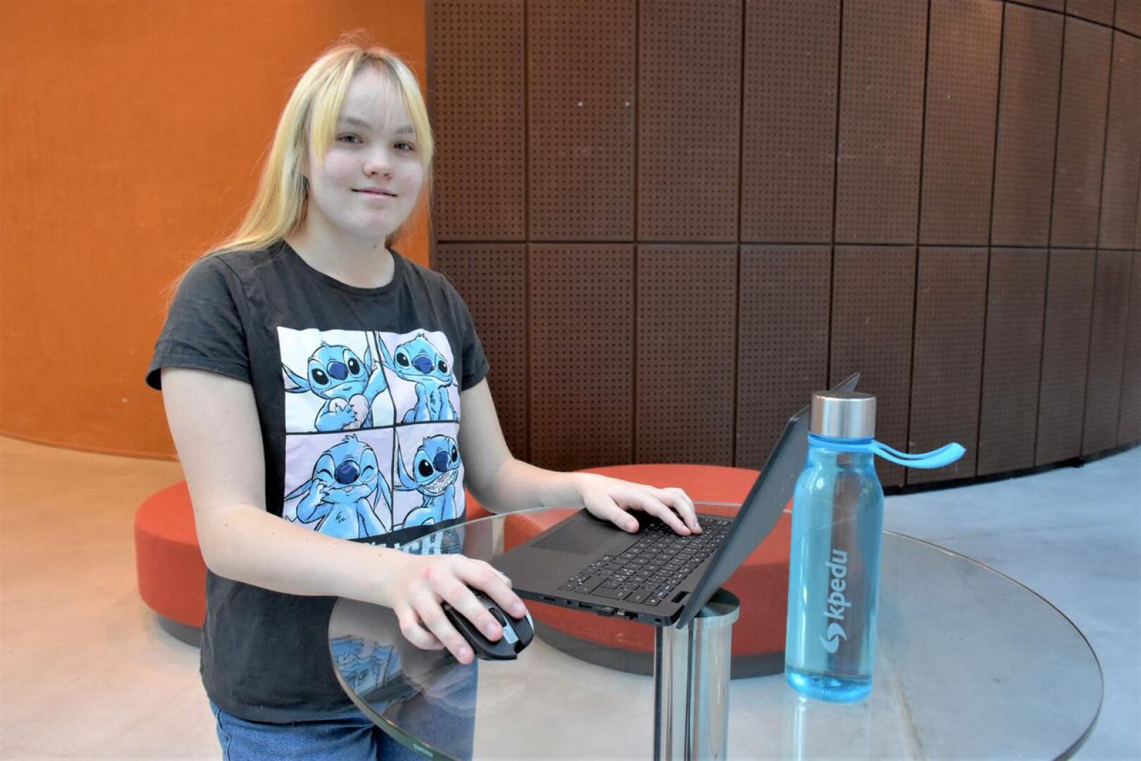 Pietarsaarelainen Sara Sandberg opiskelee ensimmäistä vuotta tietojenkäsittelyä ja viestintää Kpedussa.