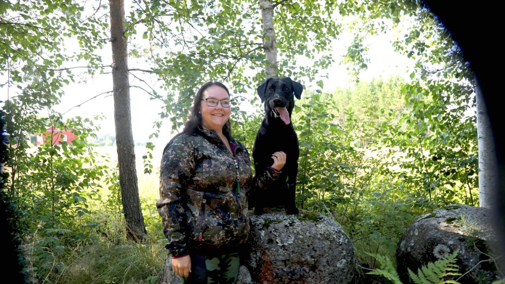 Miia Koskela ja Kosti tekevät saumatonta yhteistyötä metsästyspäivinä. Sorsastuksen aloitus on vuoden kohokohta. 