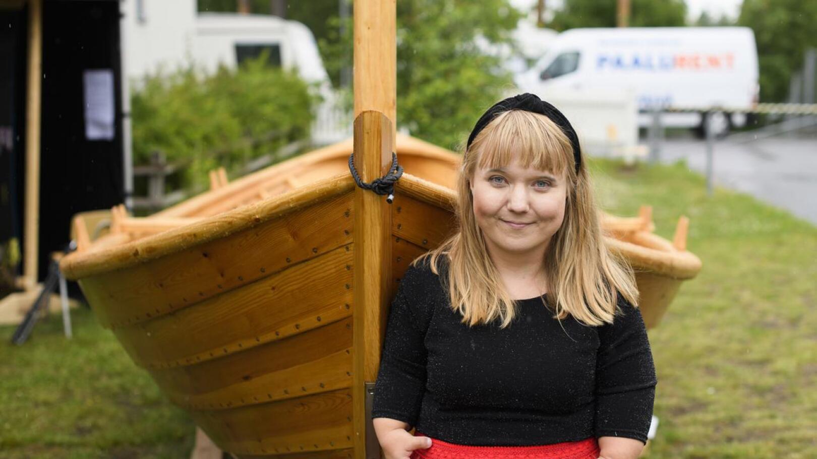Tuottaja Sanni Virta Elävän perinnön pisteellä jakaa tietoa monesta perinneasiasta ryijynteosta limisaumaveneeseen. 