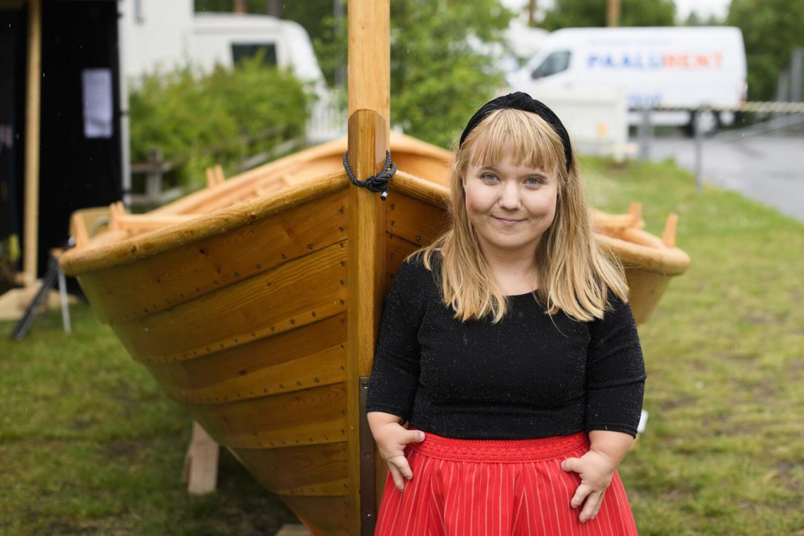 Tuottaja Sanni Virta Elävän perinnön pisteellä jakaa tietoa monesta perinneasiasta ryijynteosta limisaumaveneeseen. 