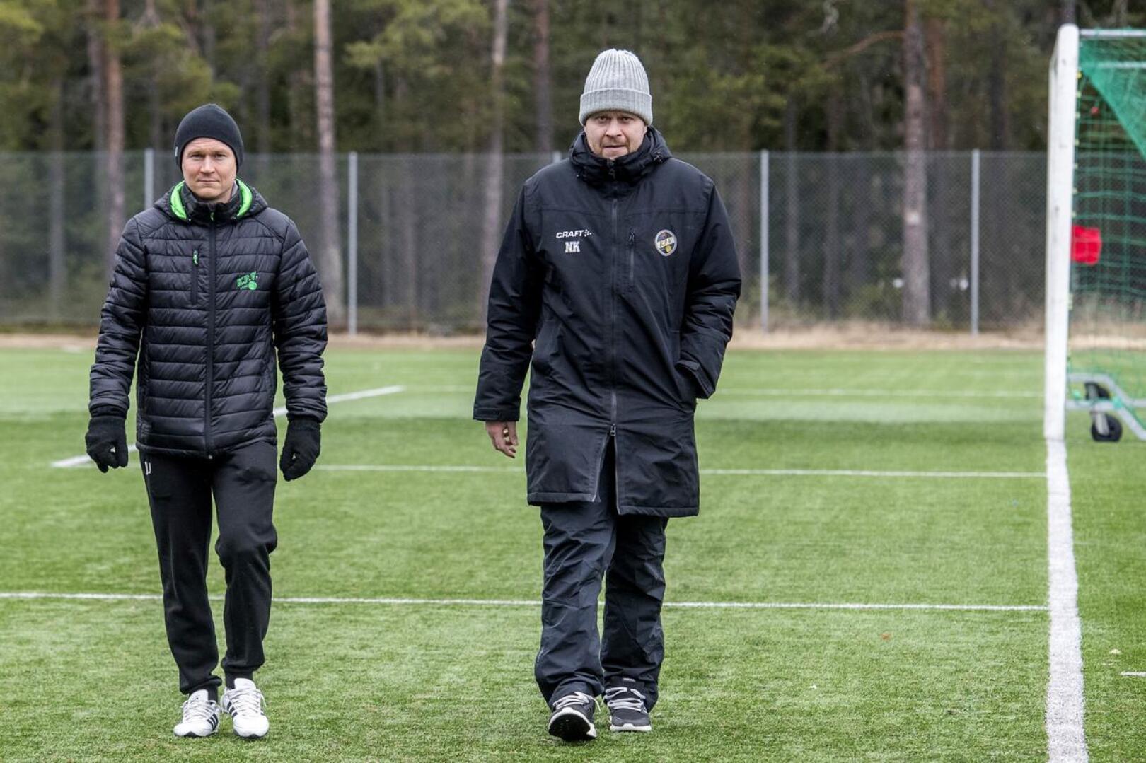 KPV:n valmentajat Jani Uotinen ja Niko Kalliokoski ovat saaneet olla tuntitolkulla ulkona monenlaisessa kelissä.