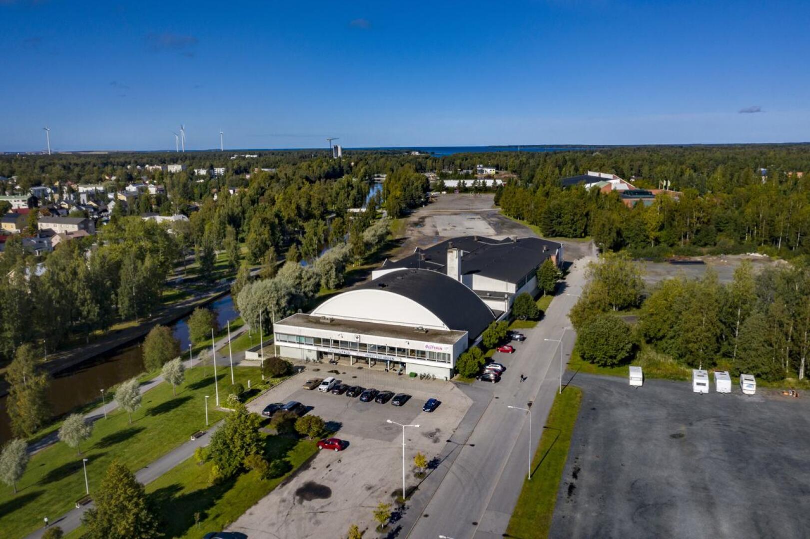 Kokkolan Urheilupuisto Oy:n toimitusjohtajan ensisijaisena tehtävänä on toteuttaa hybridiareena ja jäähallin yhteyteen harjoitusjäähalli sekä kehittää aluetta liikunta- ja tapahtumapuistona. 