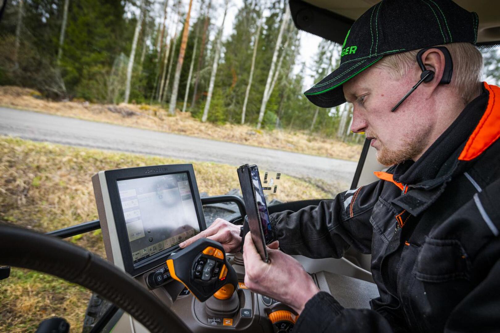 Jukka Mäkelä soittaa videopuhelua tukihenkilölle, että saa tietokoneen kuntoon.