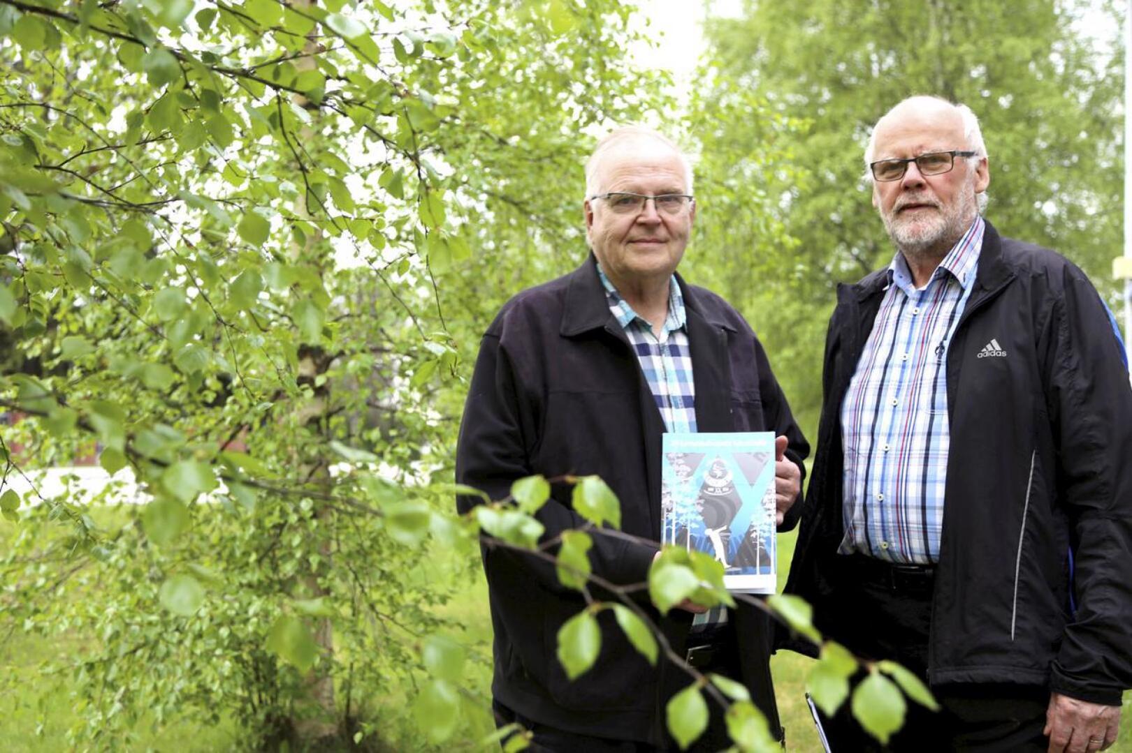 Pekka Kivelä ja Pekka Nikula ovat iloisia saadessaan moukarikarnevaalien ensimmäiset 20 vuotta kansiin.
