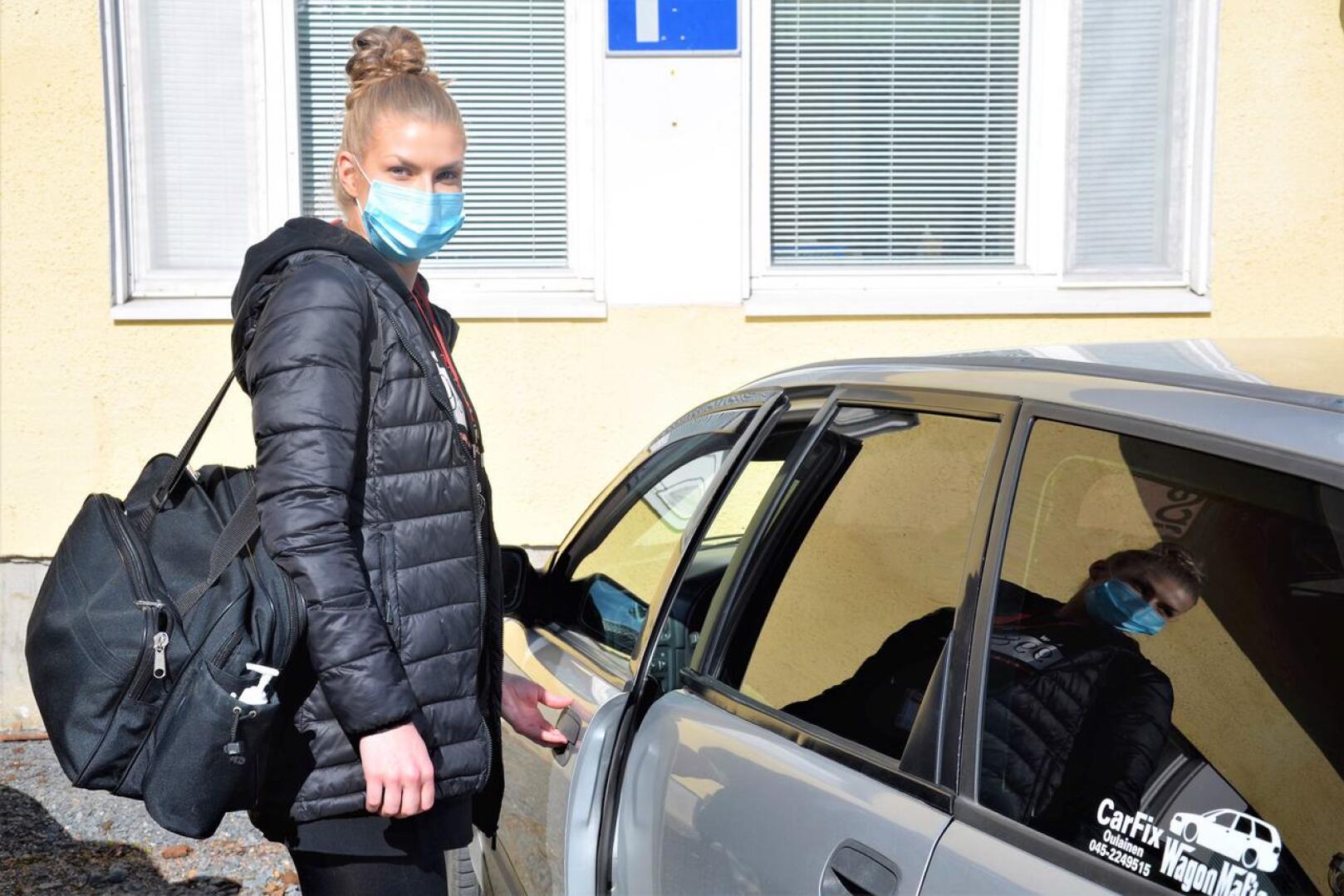 Kotisairaahoidossa työskentelevä oulaistelainen sairaanhoitaja Adalmiina Raudaskoski lähdössä kotikäynnille.