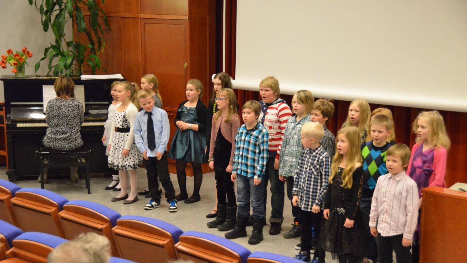 Mäkirinteen koulun 4C luokka ilahdutti laulullaan ja ponnekkalla tulkinnallaan runosta "Iso sika" Kalevala-juhlassa. 