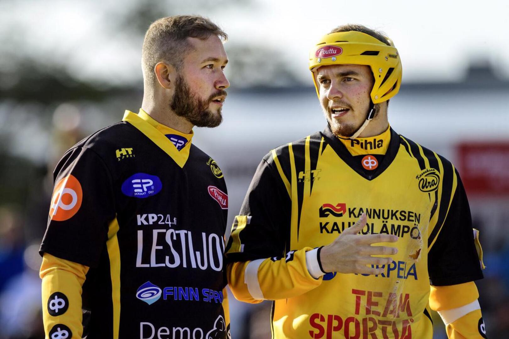 Pelinjohtaja Eetu Rekonen (vas.) ja joukkueen kapteeni Sami Lundström jatkavat ensi kaudellakin Uran paidassa.