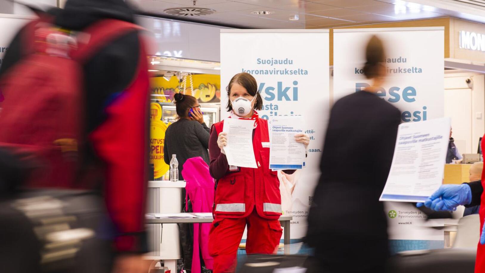 Helsinki-Vantaan lentokentällä matkustajien valvonta tiivistyy. Jatkossa kaikki ohjataan karanteeniin viranomaistoimenpitein.