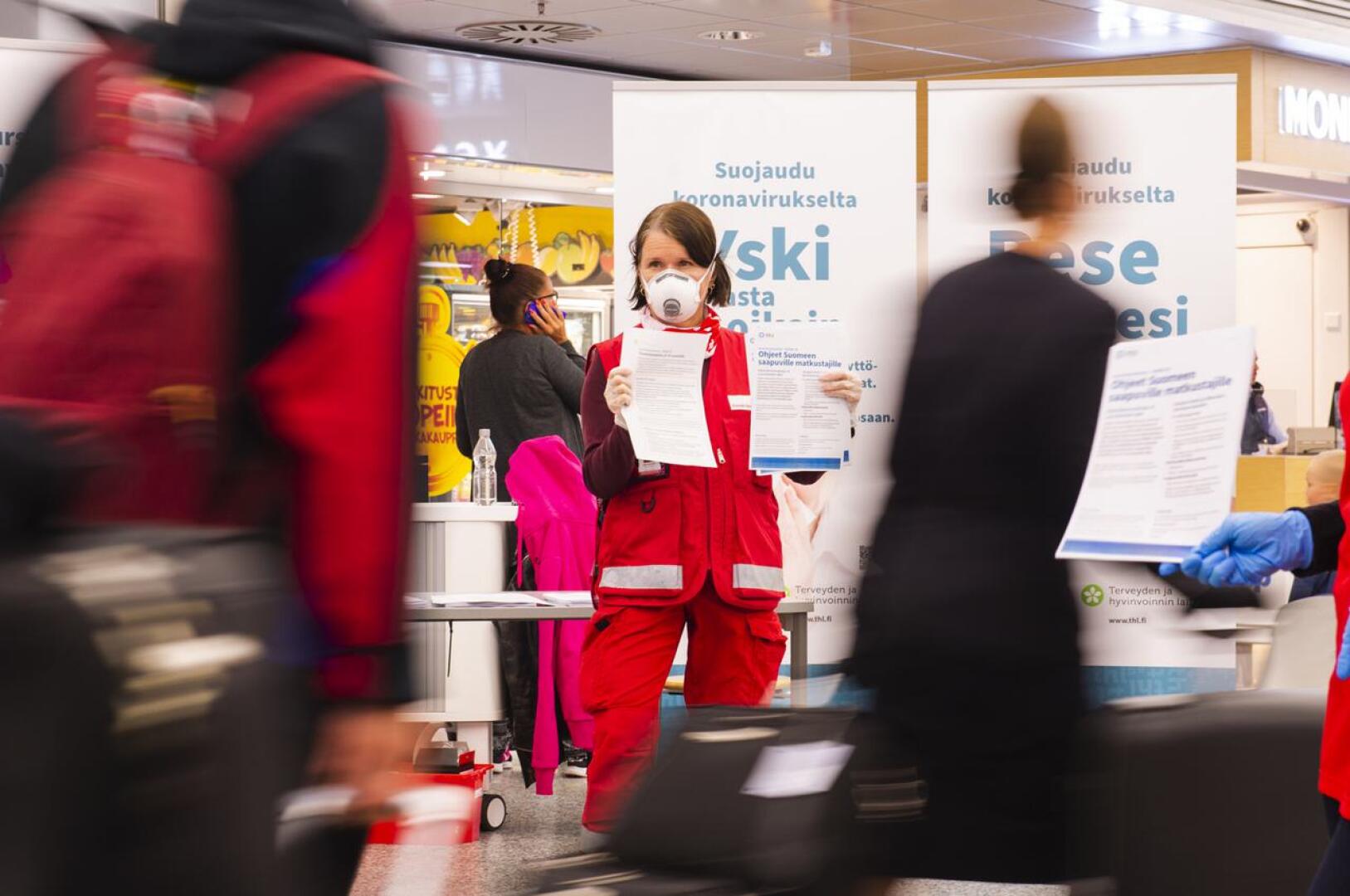 Helsinki-Vantaan lentokentällä matkustajien valvonta tiivistyy. Jatkossa kaikki ohjataan karanteeniin viranomaistoimenpitein.