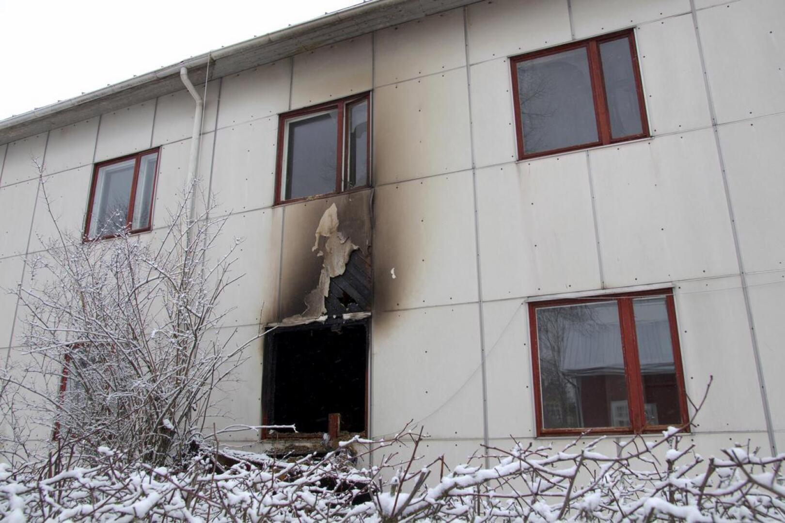 Epäilty kokkolalainen mies on alustavissa puhutteluissa tunnustanut sytyttäneensä asuntonsa palamaan.