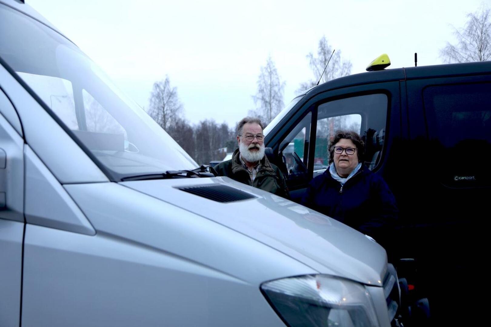 Kaustisen vuoden yrityksenä palkittiin Markku Rauma Oy. Markku ja Erja Rauma ajavat erityisesti koulukyytejä. 