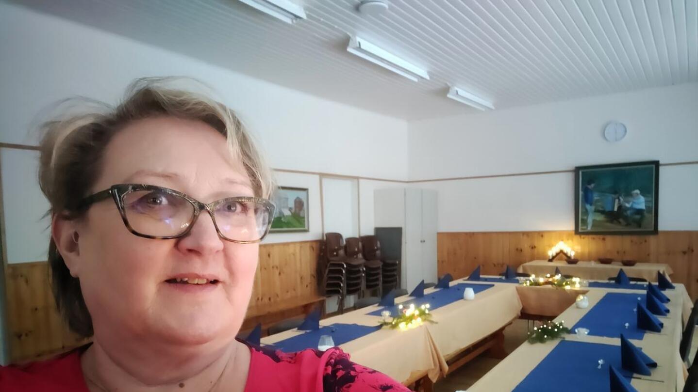Kyläaktiivi Liisa Ängeslevä on ollut talkoilemassa monia juhlia kylätalolle.