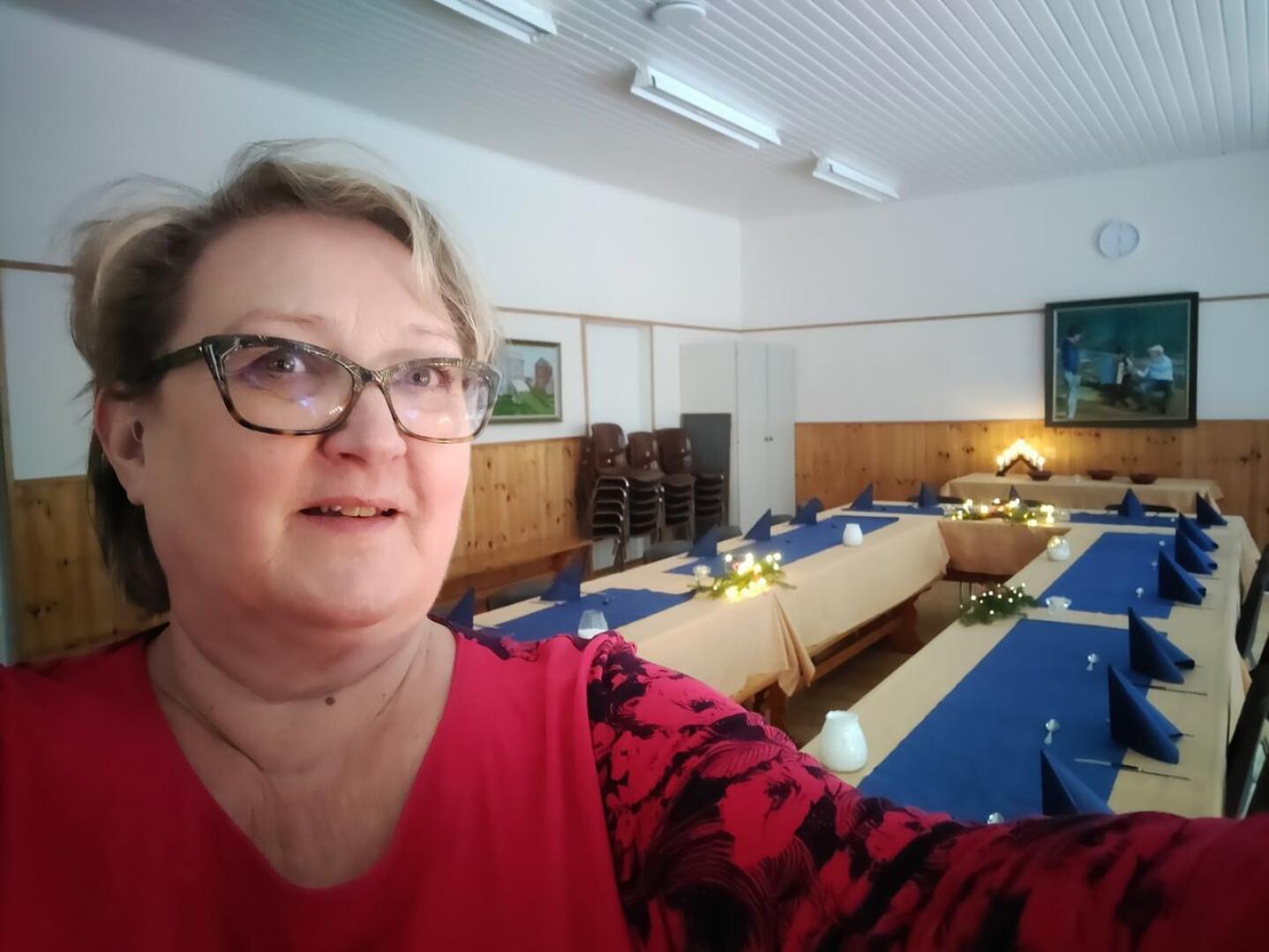 Kyläaktiivi Liisa Ängeslevä on ollut talkoilemassa monia juhlia kylätalolle.