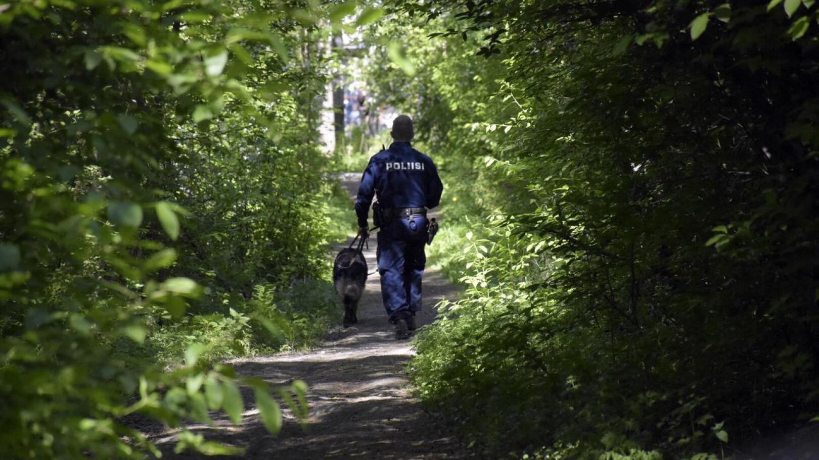 Poliisi ja riistanhoitoyhdistyksen väki etsivät sutta perjantaina Pietarsaaren Varvetin ja Hällanin alueilla.
