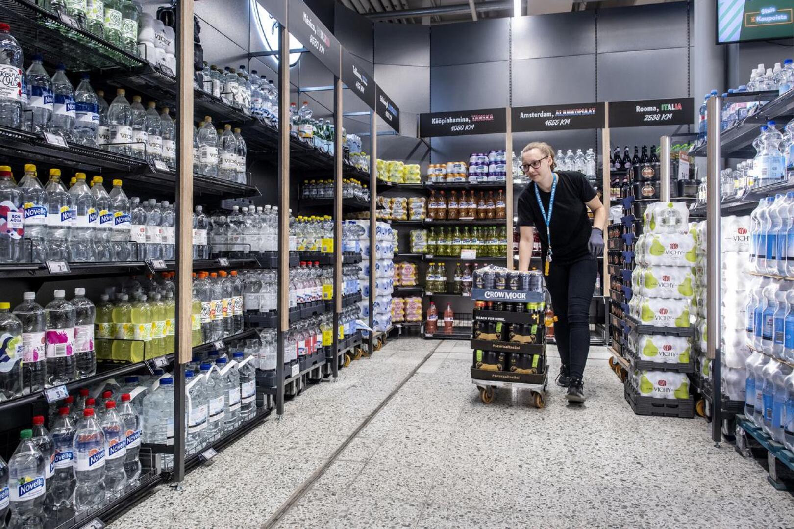 Nea Hakala hyllyttää juomaosastoa K-Supermarket Kokkolassa. Varastojen uskotaan riittävän kesän tarpeisiin, ainakin tällä hetkellä valikoima on hyvä.