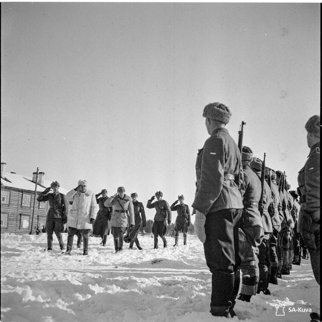 VII armeijakunnan komentaja, kenraaliluutnantti Woldemar Hägglund tarkastamassa rykmenttiä Äänislinnassa maaliskuussa 1942. Hänen seurassaan mm. varuskunnan päällikkö everstiluutnantti Paavo Susitaival.