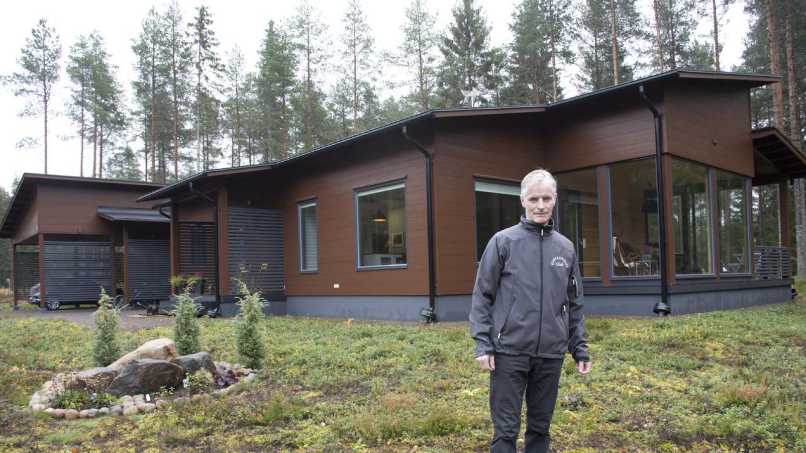 Talon ulkoseinät on hirrestä, joissa on painumaton rakenne, Matti Gronoff kertoo.