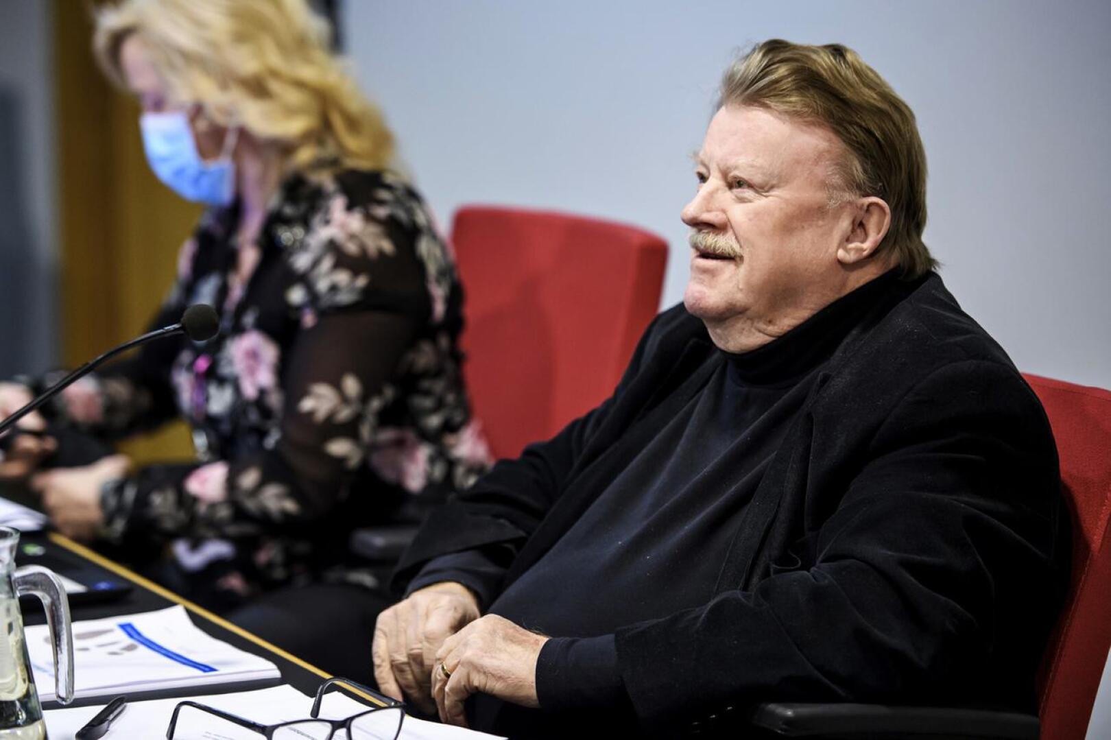 Tapani Hankaniemi toimii Soiten viimeisessä valtuustossa puheenjohtajana. Hankaniemen vieressä pöytäkirjaa maanantain kokouksessa pitänyt Mia Lukkarila.
