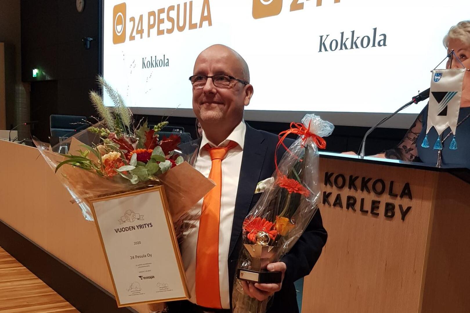 24 Pesula Oy:n toimitusjohtaja Asko Nevala otti vastaan Keski-Pohjanmaan Yrittäjien maakunnallisen yrittäjäpalkinnon.