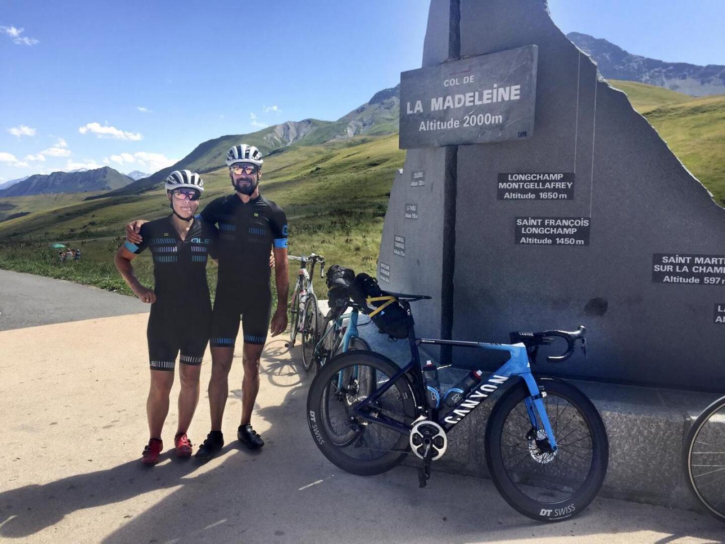 Muun muassa kaksi kilometriä korkean Col de la Madeleinen huipulla on maamerkki, jonka luona pyöräilijät ottavat kuvia.