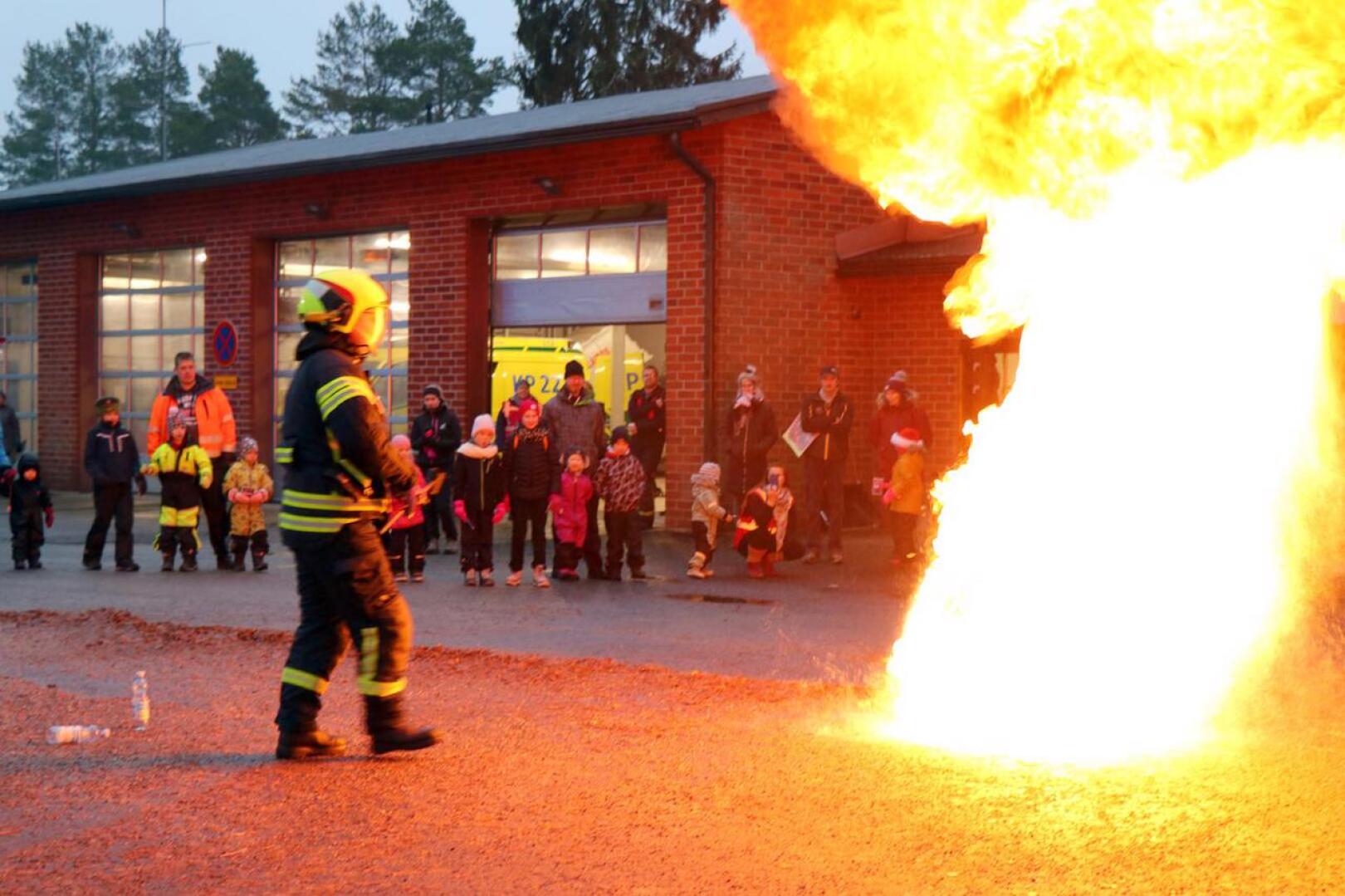 Palokunnan ryhmänjohtaja Pasi Hautala näytti, millainen vaaratilanne syntyy, kun rasvapalon yrittää sammuttaa vedellä. Oikea sammutustapa on tukahduttaminen.
